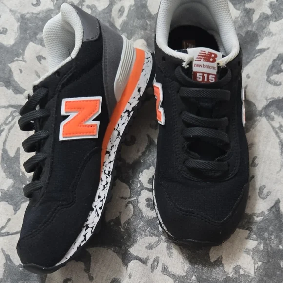 New Balance Black and White Sneakers Classic Design - Picture 3 of 7